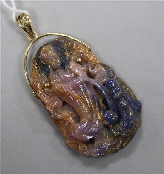 A yellow metal mounted corundum pendant carved with the figure of Guan Yin, 52mm.